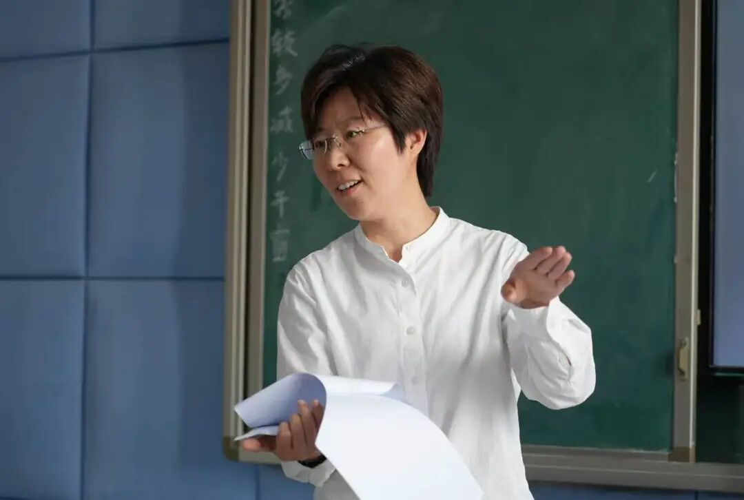 评委团队在兴新302教室集中评议
